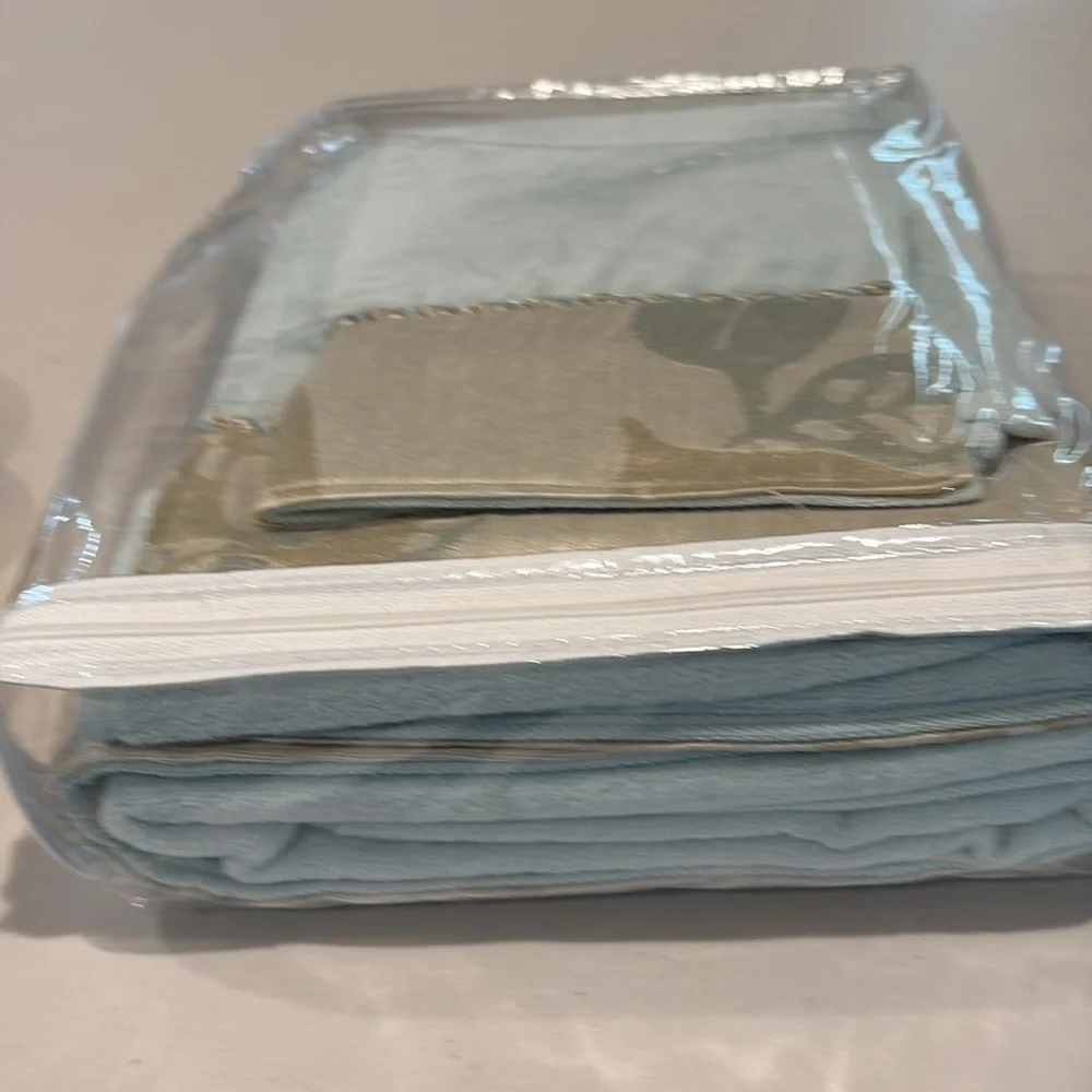 Paradisio By Shelly Kline Decorative 3 Piece Towel Set. Hand, Bath and Fingertip